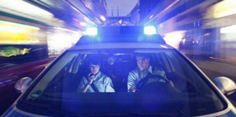 Polizei im Dienstwagen mit Blaulicht