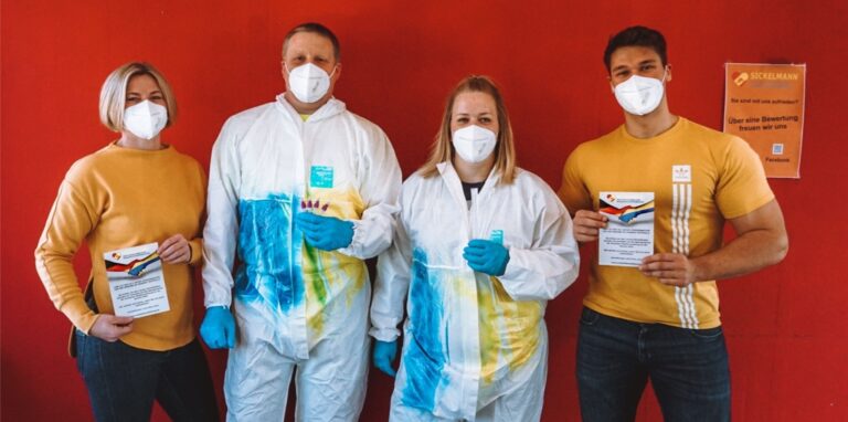 Mitarbeiter der Sickelmann-Teststelle in Ukraine-Farben