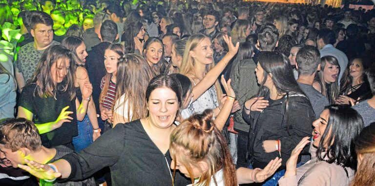 Viele Frauen und Männer tanzen auf der Tanzfläche beim Tanz in den Mai der Landjugend Alt-Oer.