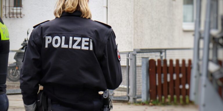 Ein Mann aus Herne ist von der Polizei verhaftet worden, weil er eine geflüchtete Ukrainerin vergewaltigt haben soll. (Symbolbild)