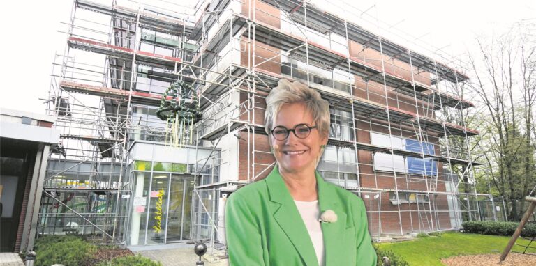 Moderatorin und Schauspielerin Inka Bause vor der Baustelle des Palliativzentrums an der Kinderklinik Datteln.