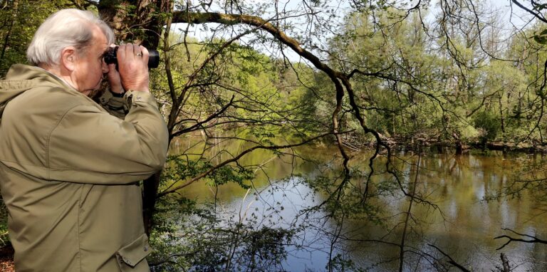Rolf Behlert beobachtet die Stausee-Brutinsel am Hohen Niemen.