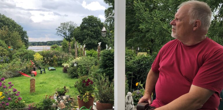 Von der erhöhten Terrasse blickt Jan Visser über das Grün hinweg direkt auf den Halterner Stausee.