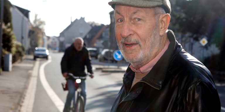 Klaus Holzer vor dem Mehrzweckstreifen, der  immer enger wird und nicht breiter ist als ein Drahtseil. Wer als Radfahrer auf der Bergkamener Straße unterwegs ist und den Sicherheit versprechenden Mehrzweckstreifen nutzt, wird an den Fahrbahnrand gedrängt.