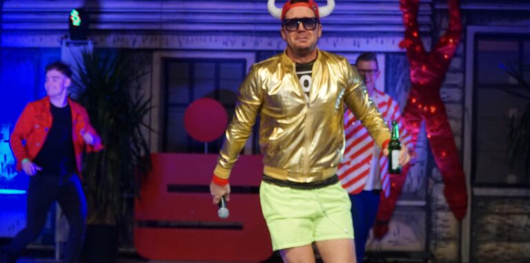 Bei der Aids-Gala in der Europahalle wurde ausgelassen unter dem Regenbogen gefeiert, mit vielen Bühnenstars wie Christian Anders, Menderes, Norman Langen oder Überraschungsgast Lorenz Büffel.