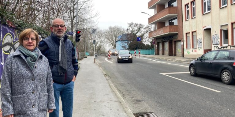 Jutta Falk als Sprecherin der Anwohner-Initiative im Kreuzviertel und Olaf Greve an der maroden Brücke an der Lange Straße. Hier kann der Verkehr nur einspurig fließen, schwere Lkw sind ganz tabu.