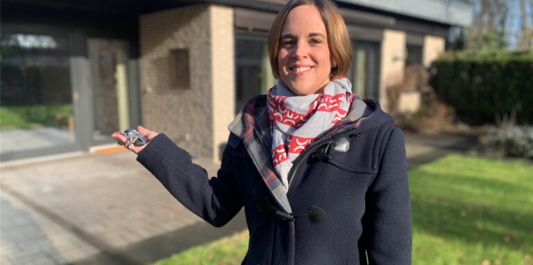 Maklerin Ines Ferfers-Wiethoff vor einer Bestandsimmobilie: „Gebrauchte Häuser haben Charakter“, sagt sie.