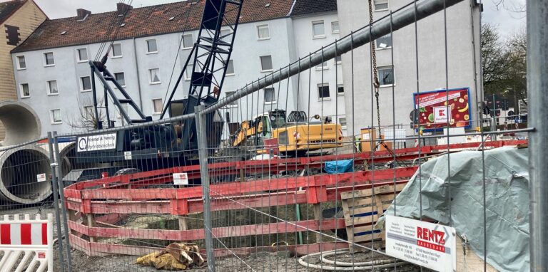 An der Schillerstraße kurz vor der Einmündung in die Widumer Straße wird nach wie vor intensiv gearbeitet. Laut EUV derzeit sogar im Zwei-Schicht-Betrieb, der Anwohnern unruhige Abende beschert.