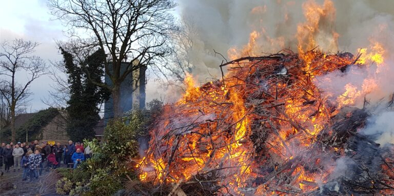 Das Osterfeuer am Hof Südfeld im Jahr 2018.
