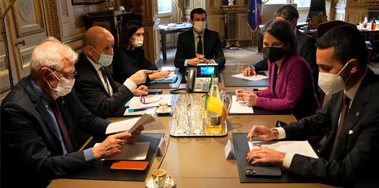 Die Außenminister der EU-Mitgliedstaaten stimmten bei einem Sondertreffen in Paris einem entsprechenden Vorschlag der EU-Kommission und des Auswärtigen Dienstes zu.