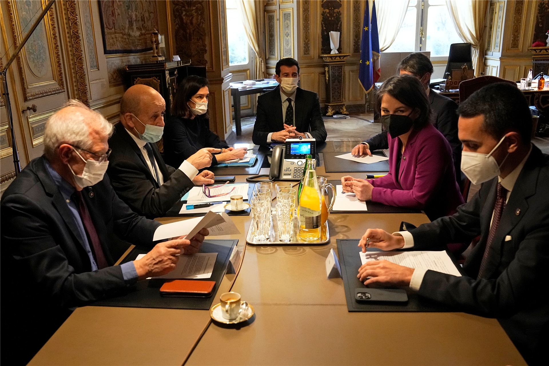 Die Außenminister der EU-Mitgliedstaaten stimmten bei einem Sondertreffen in Paris einem entsprechenden Vorschlag der EU-Kommission und des Auswärtigen Dienstes zu.