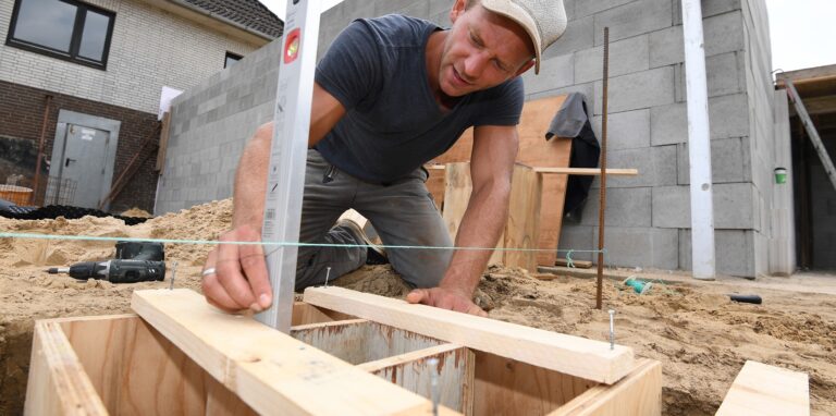 Wer seinem Freund oder Nachbarn auf der Baustelle hilft, ist kein Schwarzarbeiter, wenn vorher keine reguläre Bezahlung der Arbeiten vereinbart worden ist. Sonst wird es kritisch.