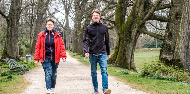 Auch der Schlosspark ist ein beliebter Treffpunkt für jugendliche Cliquen. Wie in anderen Stadtteilen werden Janina Welp und Thomas Hegemann auch hier ihre Runden drehen und den Kontakt suchen.