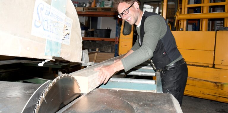 Holz ist sein Element: Zimmerer-Meister Sebastian Aichinger, hier an der Tischkreissäge, hat seinen Traumberuf gefunden.