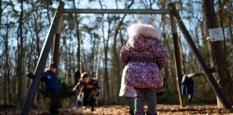 Auf einem Spielplatz in Düsseldorf-Flingern soll eine Mutter zwei Kinder rassistisch beleidigt haben und eines von ihnen geschlagen haben.