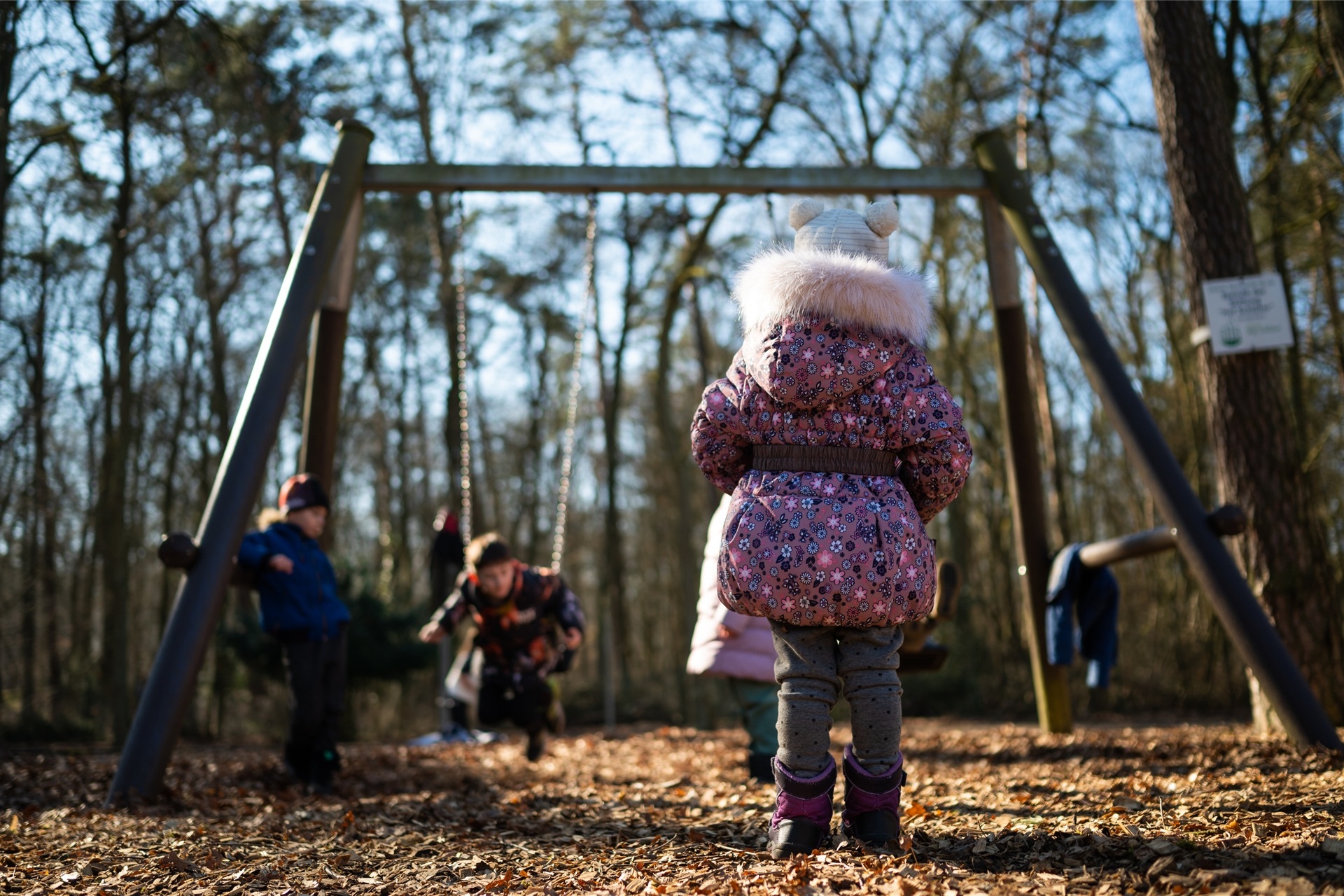 Auf einem Spielplatz in Düsseldorf-Flingern soll eine Mutter zwei Kinder rassistisch beleidigt haben und eines von ihnen geschlagen haben.