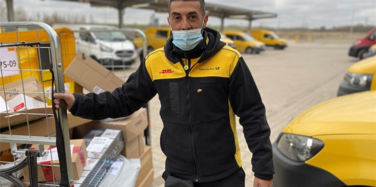 Freitag am neuen Zustellstützpunkt der Post und DHL: Hakan Erdogan (38) liefert von Ickern aus täglich Briefe und Pakete in der Altstadt aus.