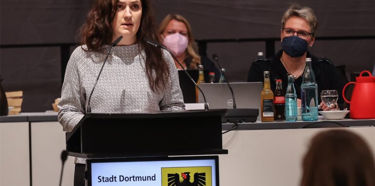Die ukrainische Generalkonsulin Iryna Shum dankte in ihrer Ansprache im Dortmunder Rat den Dortmundern für ihre Solidarität und Hilfsbereitschaft.