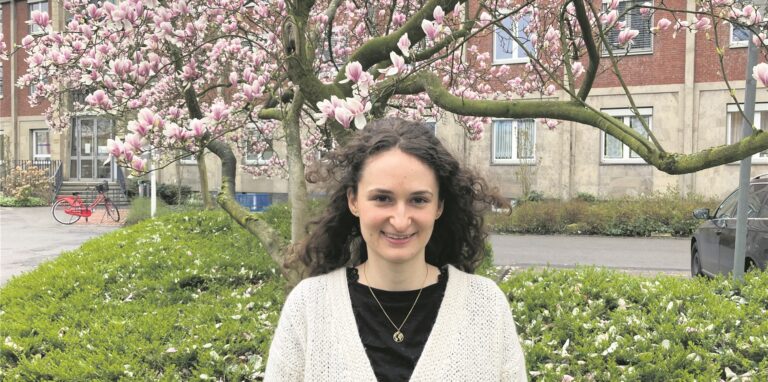 Eine junge Frau steht vor dem Waltroper Rathaus.