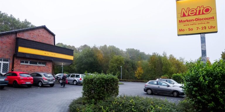 Blick auf den Parkplatz des Netto-Markts Becklemer Weg