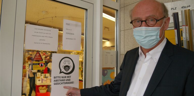 Buchhändler Michael Lackmann ist ein klarer Befürworter der Maskenpflicht. Er will seine Kunden auch weiterhin freundlich, aber konsequent bitten, die Westerholter Buchhandlung ohne Mund-Nasen-Schutz zu verlassen.