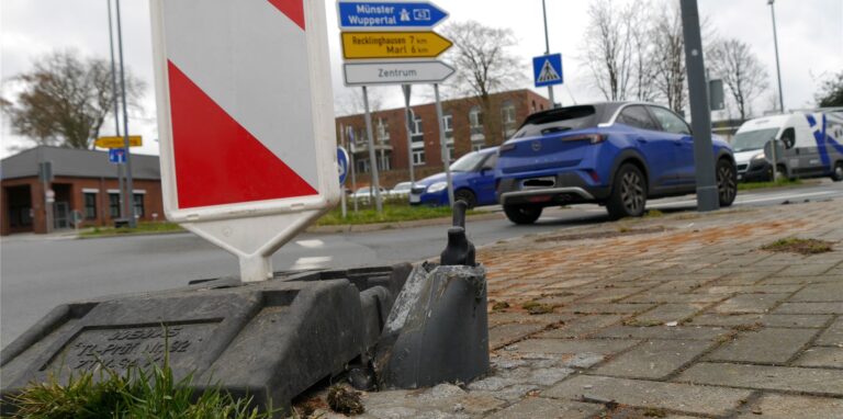 Auf der Westerholter Straße kam es am Kreisverkehr in Höhe der Zeche Schlägel & Eisen zu einem Unfall, bei dem eine Straßenlaterne praktisch komplett zerstört wurde.