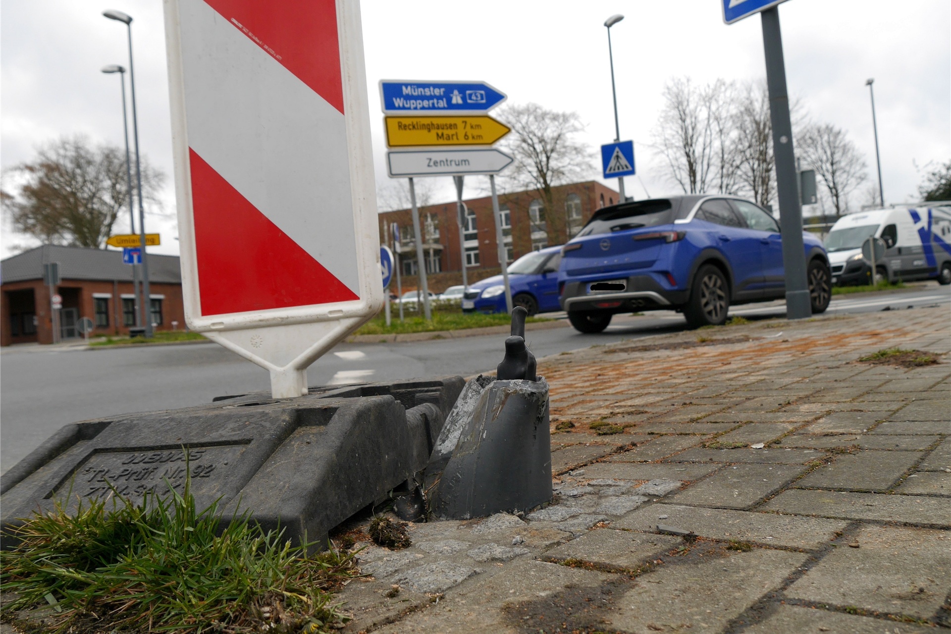 Auf der Westerholter Straße kam es am Kreisverkehr in Höhe der Zeche Schlägel & Eisen zu einem Unfall, bei dem eine Straßenlaterne praktisch komplett zerstört wurde.