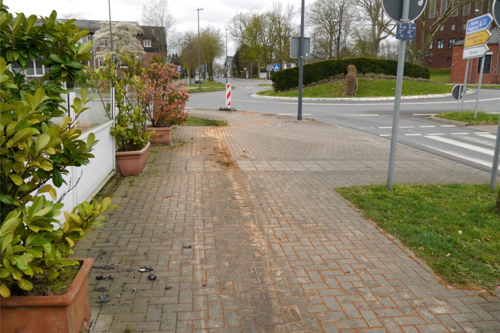 Ein großer Bereich musste von der Feuerwehr abgestreut werden, weil dort Betriebsflüssigkeiten ausgelaufen waren. Ein großer Bereich musste von der Feuerwehr abgestreut werden, weil dort Betriebsflüssigkeiten ausgelaufen waren.