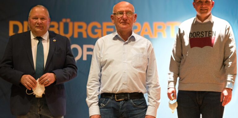 Auf dem Podium: Landtagsabgeordneter Josef Hovenjüger, CDU-Stadtverbandsvorsitzender Ludger Föcker und Bürgermeister Tobias Stockhoff