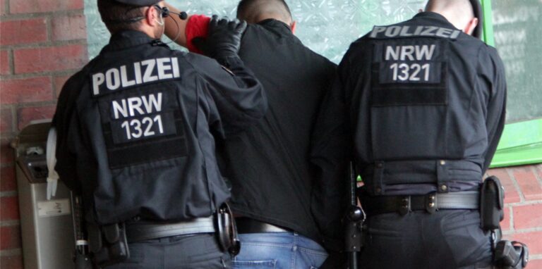 Durchsuchung eines Verdächtigen durch die Polizei. Innerhalb des Wallrings darf die Polizei bis Ende April jede Person kontrollieren.