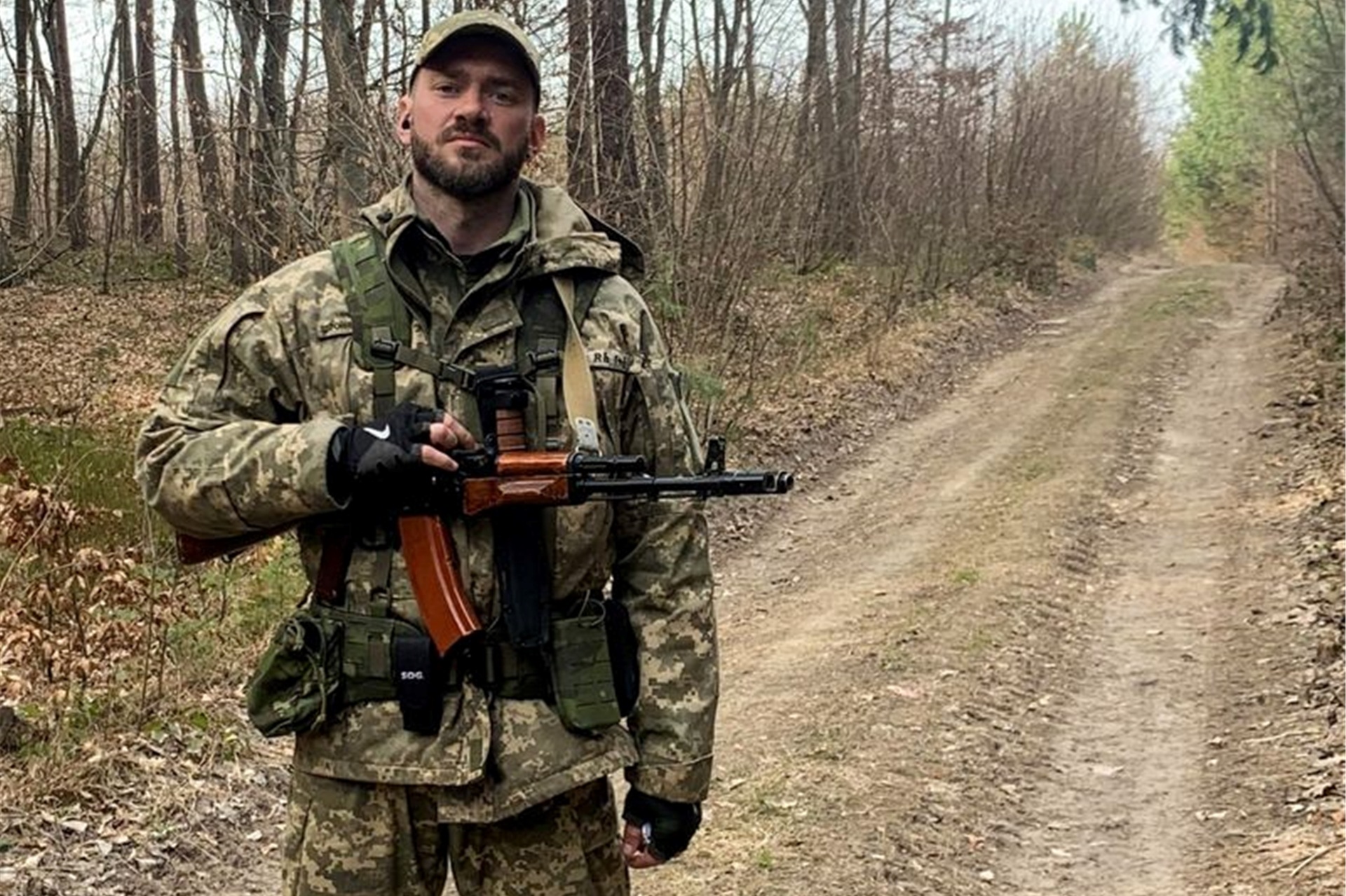 Der Tänzer Dmytro Dikussar in der Uniform der ukrainischen Streitkräfte.