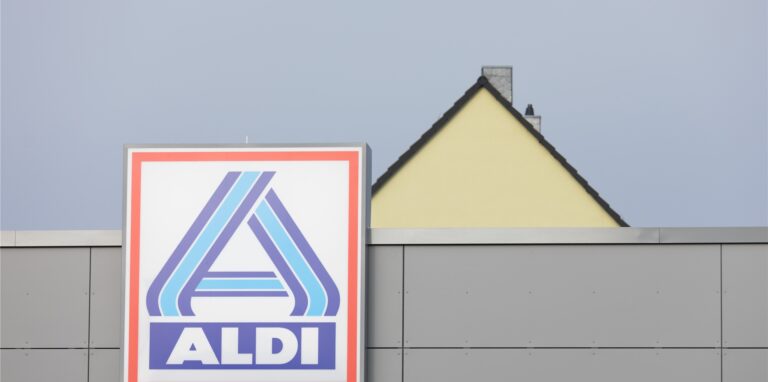 Blick auf ein Firmen-Logo am „neuen ältesten Aldi Markt“.