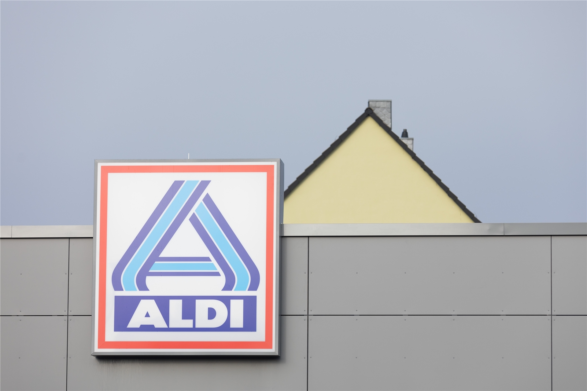 Blick auf ein Firmen-Logo am „neuen ältesten Aldi Markt“.