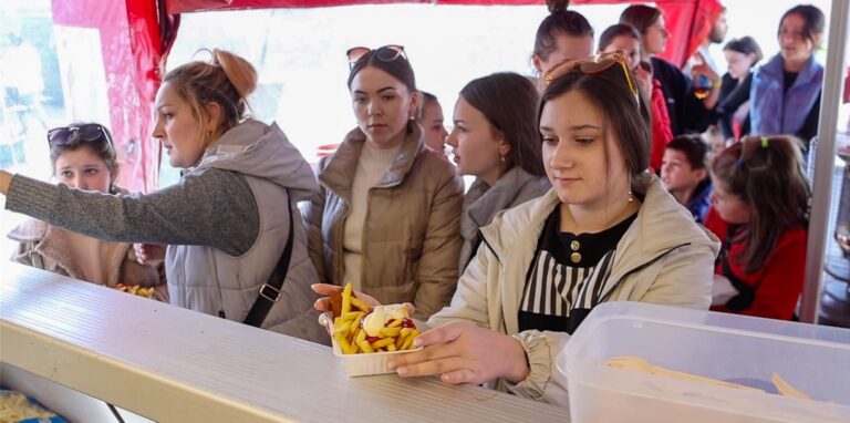 Pommes könnten bald von Speisekarten gestrichen werden, weil Speiseöl bedingt durch den Krieg knapp und teuer ist.