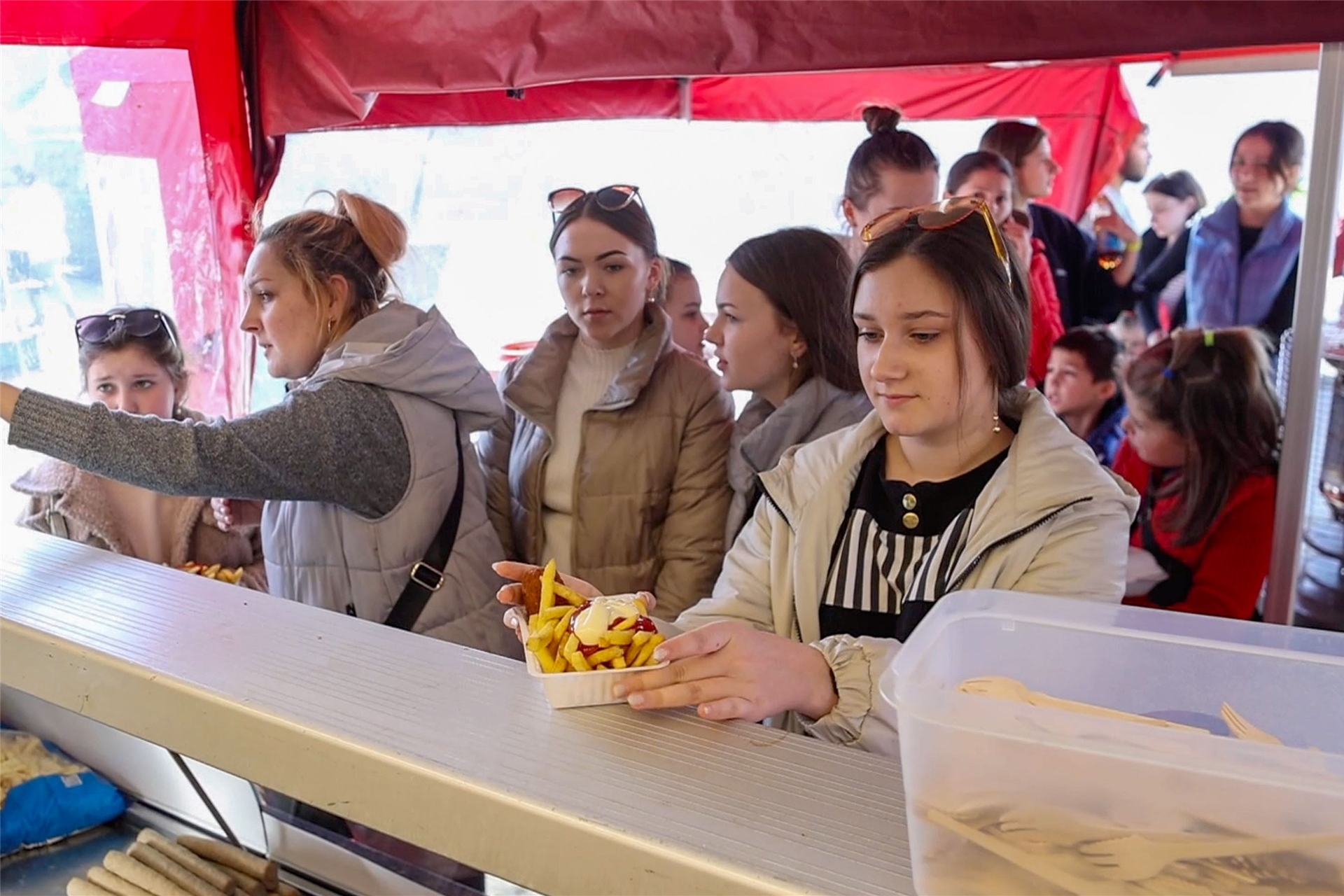 Pommes könnten bald von Speisekarten gestrichen werden, weil Speiseöl bedingt durch den Krieg knapp und teuer ist.