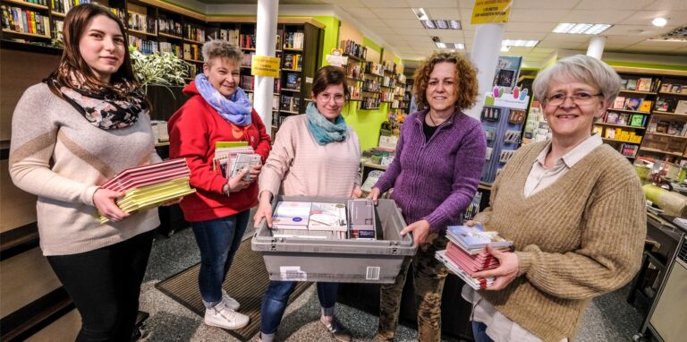 Fünf Frauen packen Bücher ein.