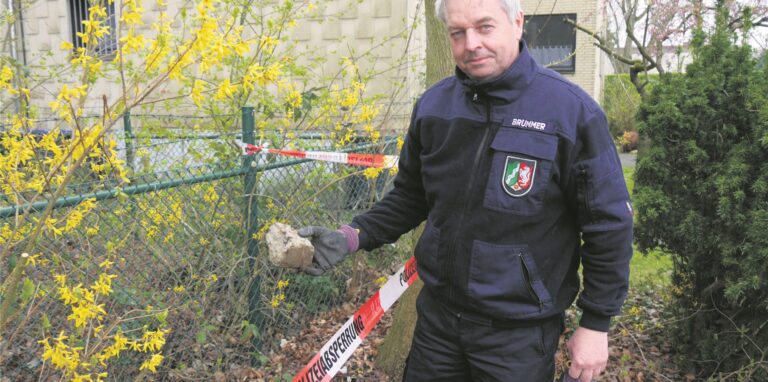 Feuerwerker Andreas Brümmer präsentiert ein Stück der von ihm entschärften Übungsmine.