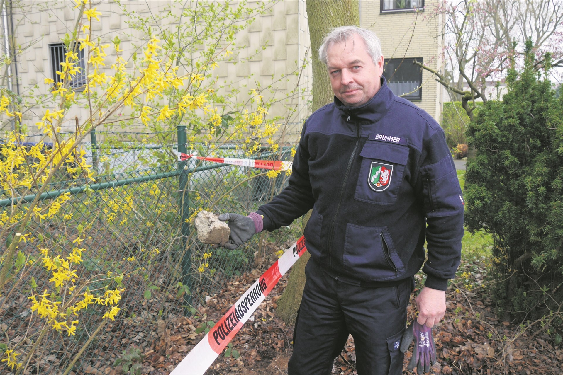 Feuerwerker Andreas Brümmer präsentiert ein Stück der von ihm entschärften Übungsmine.