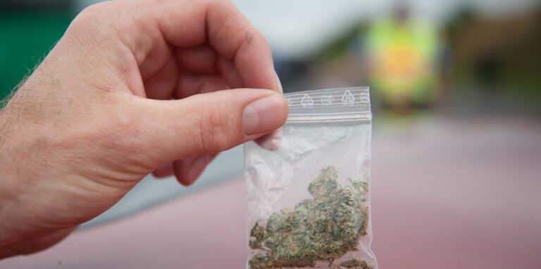 Die Polizei hielt einen Transporterfahrer aus Herten an. Bei der Kontrolle wirkte der Mann so, als stünde er unter dem Einfluss von Drogen.