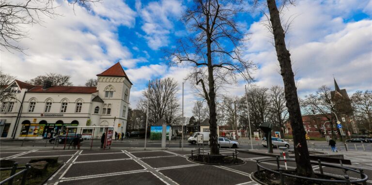 Plakatierer, die Wahlplakate für die Landtagswahl aufhängen wollten, wurden Freitagnacht auf dem Wilhelmsplatz von Rechtsradikalen angegangen.