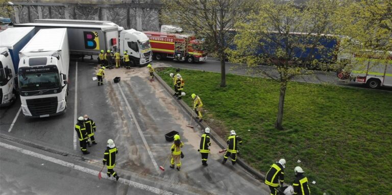 Einsatz an der Autobahn: Die Feuerwehr Castrop-Rauxel beseitigte ausgelaufenen Diesel.