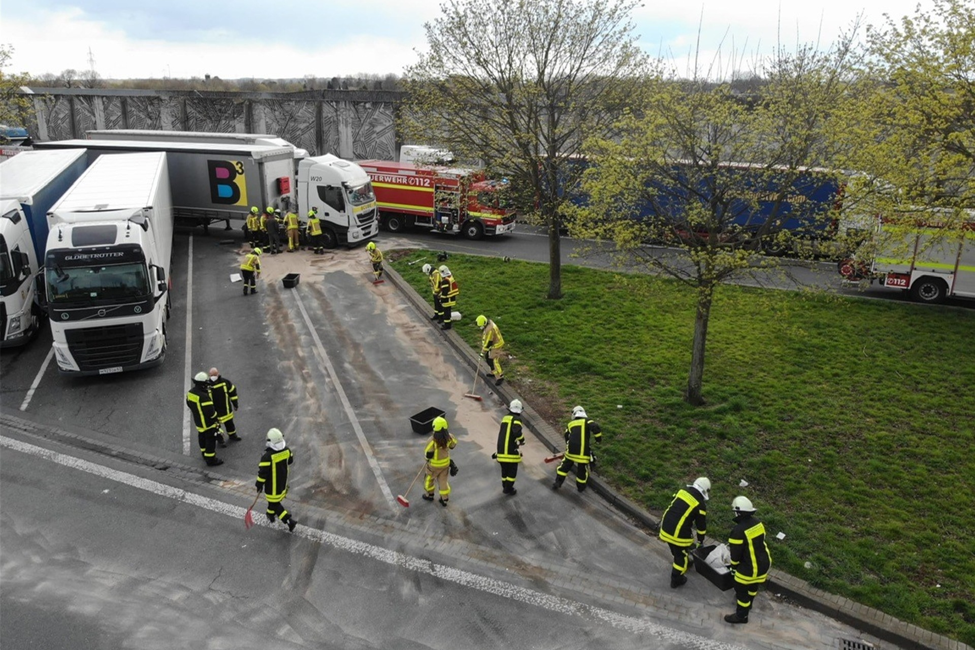 Einsatz an der Autobahn: Die Feuerwehr Castrop-Rauxel beseitigte ausgelaufenen Diesel.