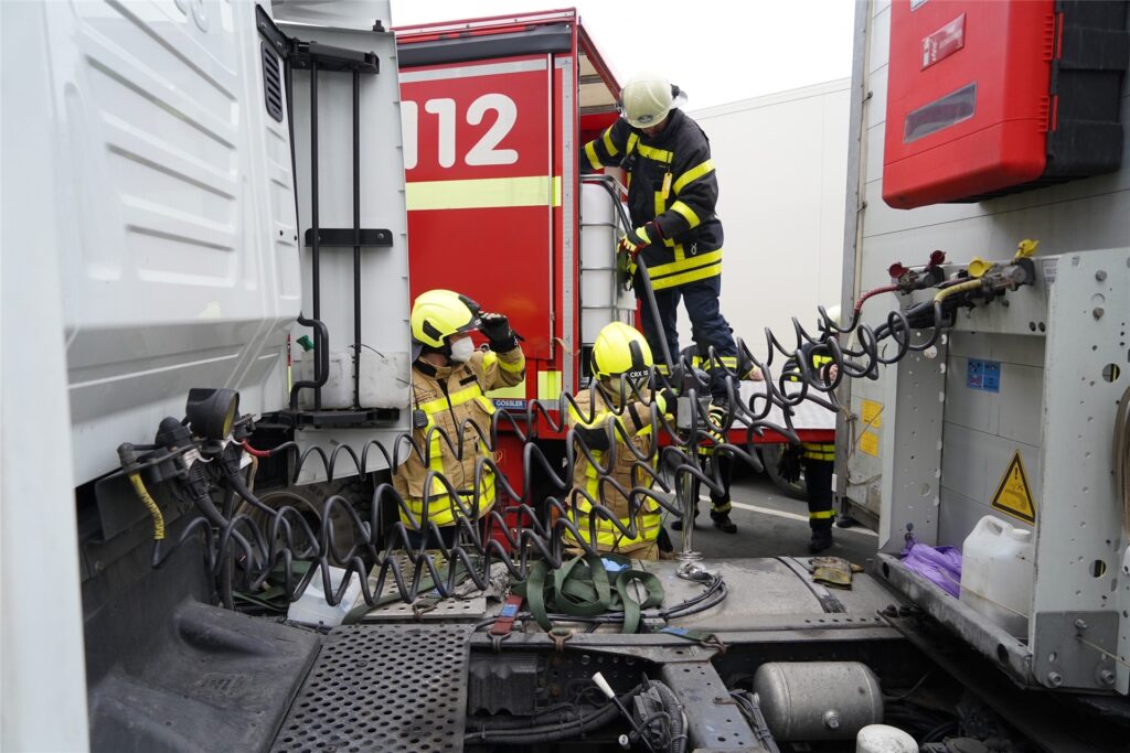 Der Kraftstoff aus dem kaputten Tank musste umgepumpt werden. Der Kraftstoff aus dem kaputten Tank musste umgepumpt werden.