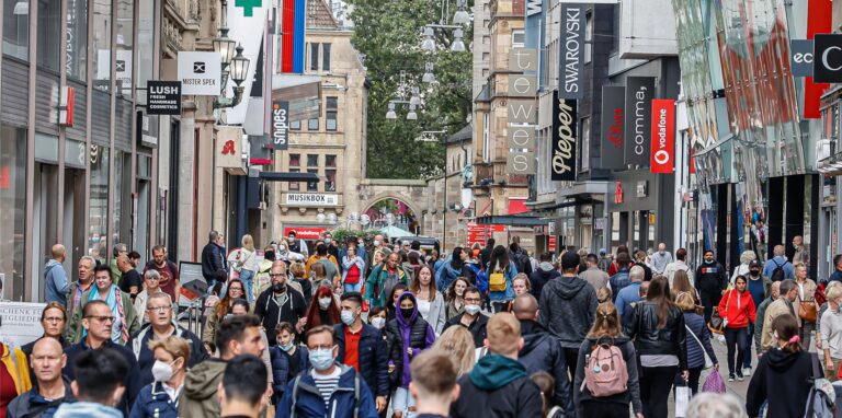 Die Polizei hat mit der sogenannten Strategischen Fahndung begonnen. Anlasslos können nun Taschen in der City kontrolliert werden.