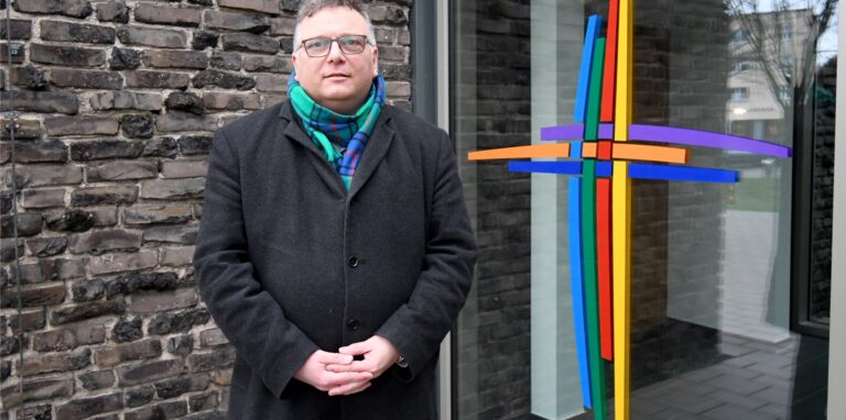 Claus Althoff engagiert sich in der Gemeinde Heilige Edith Stein. Ihr Symbol ist ein Kreuz in Regenbogenfarben, das für die sieben Kirchen steht. Aber auch für Toleranz.