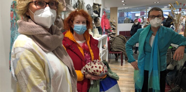 Birgit Wieler (l.) und Christel Grotensohn (r.), Mitarbeiterinnen bei Schuhe Große-Kreul sind sich mit Kundin Silke Mörchen einig, weiter Masken im Inneren des Ladens zu tragen.