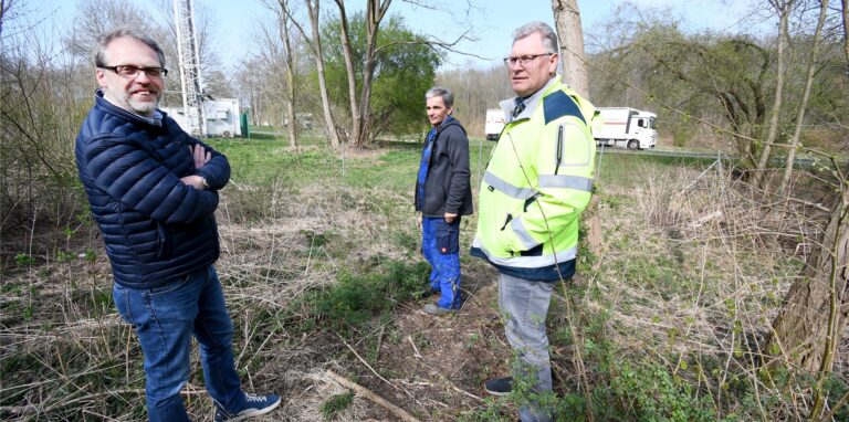 Für das gate.ruhr-Industriegebiet schlagen die Marler Unternehmer (v.l.) Johannes-Gerd Overhoff, Ulrich Becker und Klaus Diesing eine alternative A52-Auf- und Abfahrt vor – am bestehenden Parkplatz.