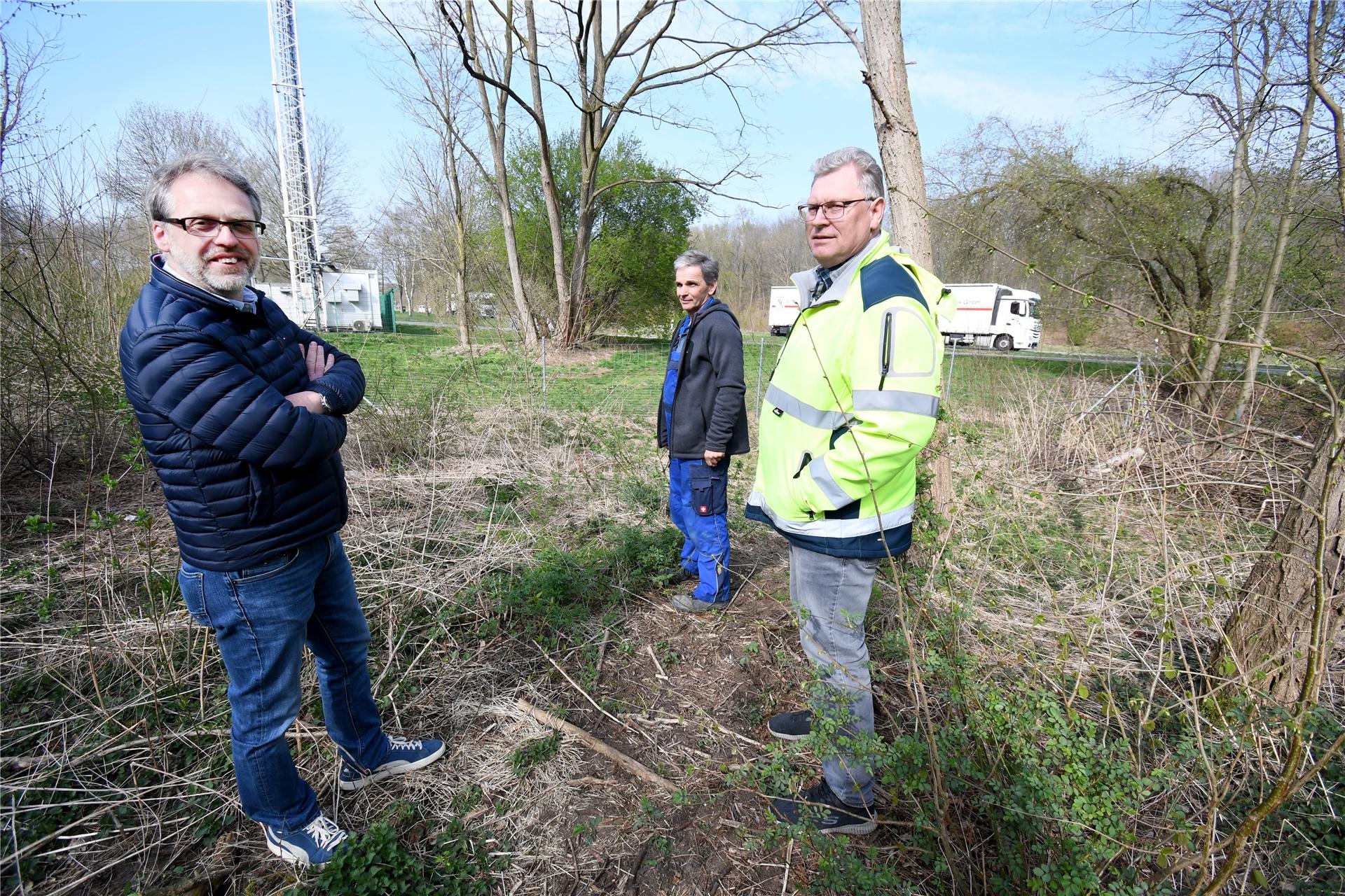 Für das gate.ruhr-Industriegebiet schlagen die Marler Unternehmer (v.l.) Johannes-Gerd Overhoff, Ulrich Becker und Klaus Diesing eine alternative A52-Auf- und Abfahrt vor – am bestehenden Parkplatz.