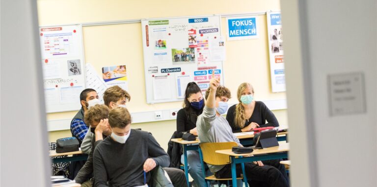 Schüler sitzen in einem Klassenraum und tragen Masken. Die Maskenpflicht ist in Schulen in NRW seit Montag, 4. April, aufgehoben.
