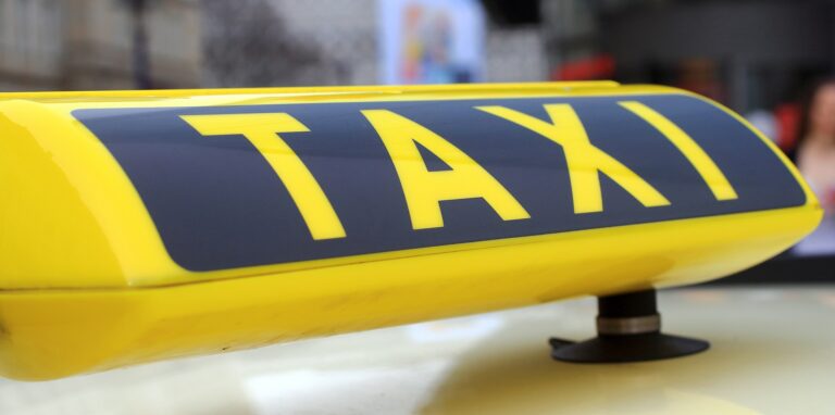 Das Schild von einem Taxi